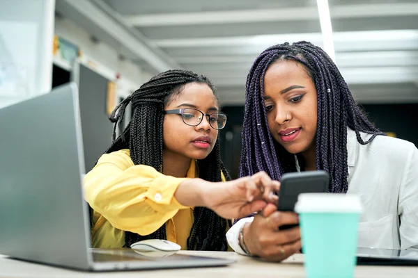 Colegas Afro Americanos Falam Sobre Trabalho Reunião Escritório Smartphone Eles — Fotografia de Stock