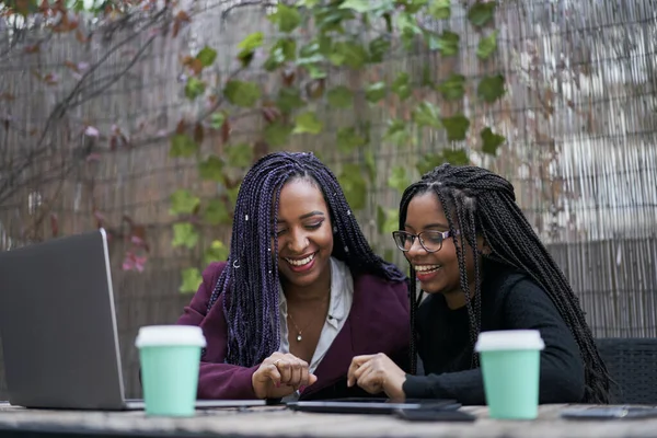 Дві Усміхнені Молоді Жінки Працюють Різними Електронними Пристроями Відкритому Повітрі — стокове фото