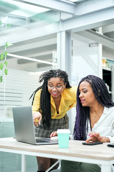 Gambar Vertikal Dari Dua Perempuan Bisnis Kasual Tempat Kerja Mereka — Stok Foto