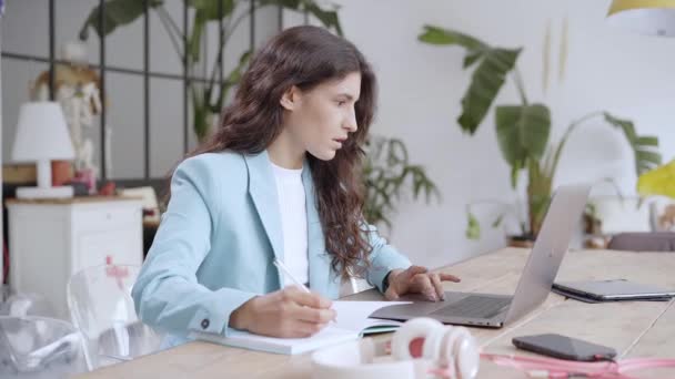 自宅のオフィスのデスクでは、ラップトップのキーボードを入力して使用してビジネス女性のプロのユーザーの専門家の労働者。4kビデオ. — ストック動画