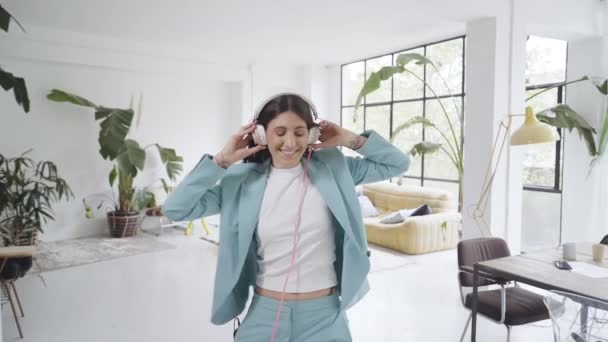 Young business woman dances in office, cheerful and happy for job well done. Latin woman celebrating successes on break from work. — Vídeos de Stock