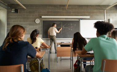 Büyük okulda matematik öğretmeni olarak ders veriyorum. Okula geri dön..