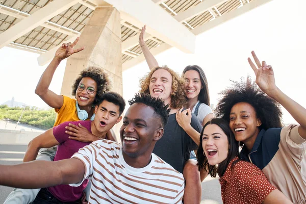 Gruppo di amici che si fanno un selfie e si divertono in città. Giovani amichevoli interrazziale. Concetto di amicizia, estate. — Foto Stock