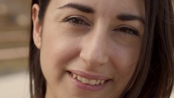 Retrato ao ar livre de uma mulher hispânica olhando para a câmera sorridente. Close-up de uma cara feliz. Conceito de pessoas e emoções. — Vídeo de Stock