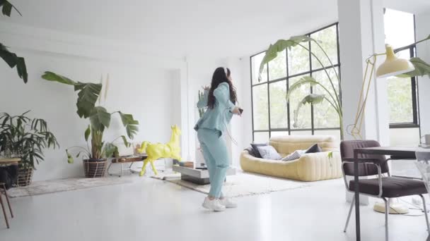 Mulher de negócios feliz em terno formal dança motivada em casa. Escritório mulher se divertindo no local de trabalho celebrando sucessos. — Vídeo de Stock