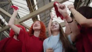 Takım elbiselerini giymiş arkadaşlar, spor müsabakasındaki zafer için coşku ve coşkuyla kutlama yapıyorlar..