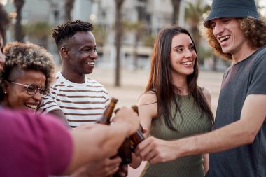 Gün batımında birayla kadeh kaldıran bir grup genç arasındaki suç ortaklığı gibi görünüyor..