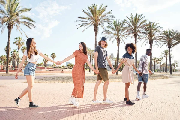 Karışık ırktan genç insanlar bir şehirde el ele yürürler. Arkadaşlık kavramı, yaz mevsimi, arkadaşlarla buluşma..