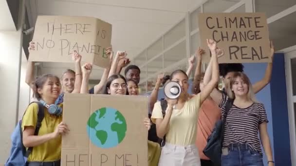 Grupp tonårsdemonstranter på gatan med banderoller. Aktivister som protesterar mot föroreningar och global uppvärmning. — Stockvideo