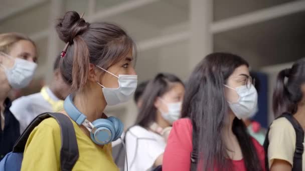 Eine Gruppe jugendlicher Studenten mit Schutzmasken. Sicherheitsmaßnahmen gegen das Coronavirus in der Schule. — Stockvideo