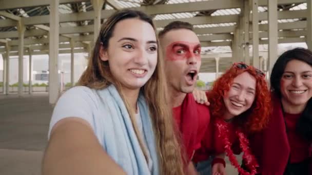 POV selfie. Grupp av fans gör ett videosamtal medan hejar på sitt idrottslag från en stadion. — Stockvideo