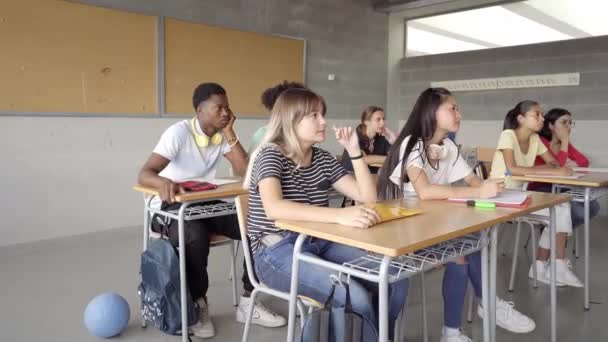 Estudiantes en el aula que asisten a las clases de profesores. — Vídeo de stock