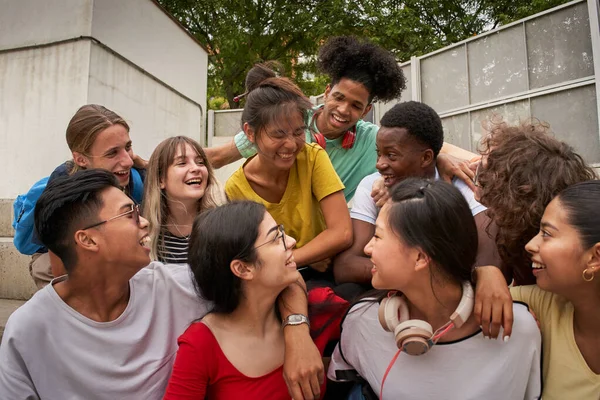 Μια ομάδα μαθητών διασκεδάζουν έξω. Ευτυχισμένοι συμμαθητές στο λύκειο. Επιστροφή στο σχολείο μαζί και πάλι. — Φωτογραφία Αρχείου