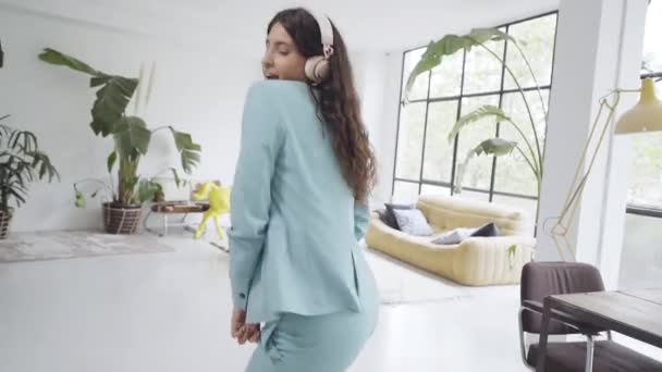 Young business woman dances her ass off in the office, cheerful and happy for a job well done. Latin woman celebrating success at work. — Αρχείο Βίντεο