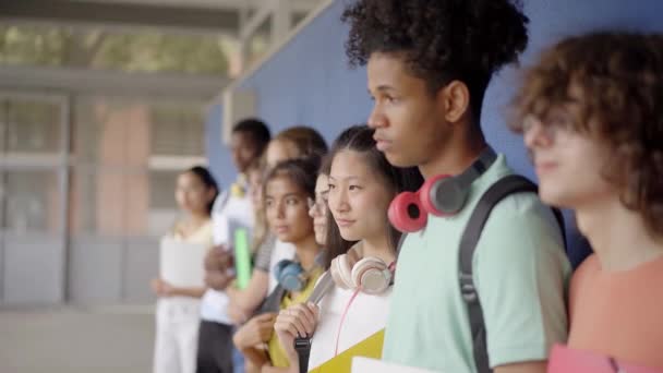 Groupe d'étudiants examinant avant l'examen. En regardant la caméra. — Video