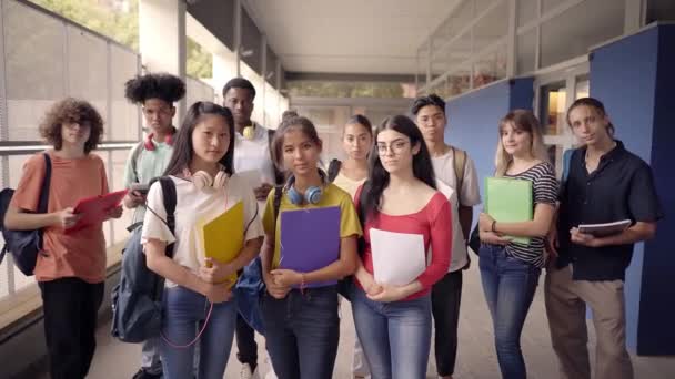 Retrato de un grupo de estudiantes mirando a la cámara. Jóvenes de diferentes etnias posando para la foto. Regreso a la escuela. — Vídeos de Stock