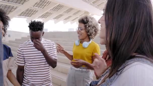 Grupo de amigos multi-étnicos amigáveis se divertindo. Jovens estudantes abraçando fora da universidade ou da cidade. — Vídeo de Stock