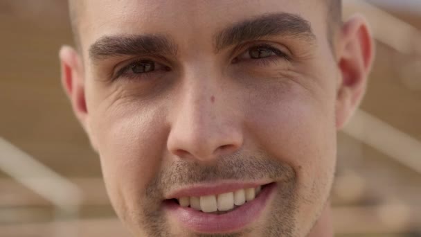 Портрет усміхненого гея, який дивиться на камеру. Веселих людей з позитивним обличчям. ЛГБТ - люди. — стокове відео