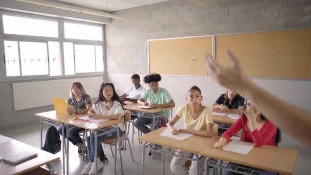 Vue arrière de l'enseignant enseignant à ses élèves. Jeunes étudiants multiraciaux apprenant au lycée. Concept d'éducation. — Video