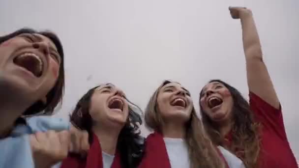 Kelompok perempuan dengan antusias merayakan kemenangan tim mereka dalam acara olahraga tersebut. — Stok Video