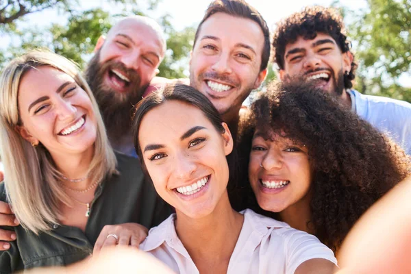 Dışarıda selfie çeken çok ırklı insanlar, mutlu bir yaşam tarzı konsepti, gülümseyen arkadaşlarla birlikte eğleniyorlar..