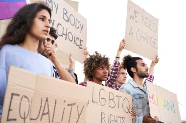 Bir grup aktivist, eşcinsellerin gurur gününü protesto etmek için yolda yürüyor..