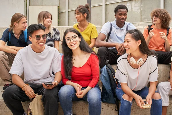 Grupa wieloetnicznych studentów szczęśliwie patrzących w kamerę podczas przerwy. — Zdjęcie stockowe