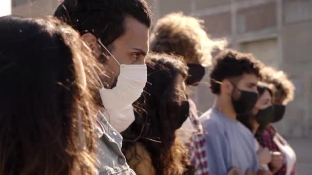 Close-up van een groep gemaskerde demonstranten, vechtend voor onze rechten tijdens de coronaviruspandemie. Langzame beweging. — Stockvideo