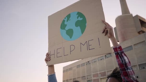 Ayúdame a reclamar carteles durante un manifestante callejero por el cambio climático. Movimiento lento. — Vídeos de Stock
