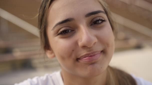 Retrato de una chica sonriente mirando a la cámara. Gente alegre con cara positiva. Gente de raza mixta. — Vídeos de Stock