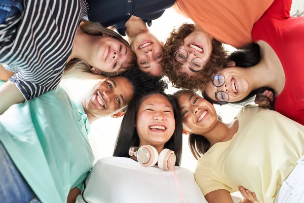 Grupo multirracial de amigos tomando una selfie - Nuevo concepto de amistad normal con los jóvenes mirando a la cámara y riendo. — Foto de Stock