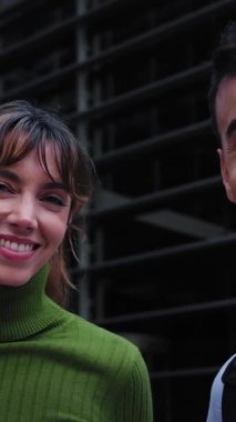 Dikey. Her biri modern ofis girişinde kameraya doğru sırıtan farklı yüzler göründüğünde farklı bir takım ortaya çıkıyor. Kentsel şirket havası, arkadaş canlısı ve profesyonel..