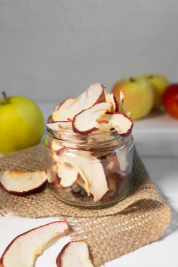 Kurumuş kurutulmuş elma cipsi cam kavanozda taze elma kopyalama alanı