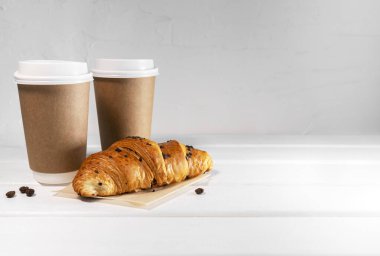 Kahveyi ve taze kruvasanı al ve tahta zemine çikolata damlat, Boşluğu Kopyala