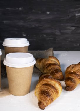 Kahveyi ve Tahta Arkaplanda Taze Tatlı Kruvasanları Al