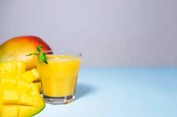 Batido Mango Sobre Fondo Azul Batido Saludable Vitamina Para Beber Imagen De Stock