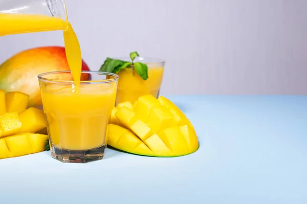 Batido Mango Sobre Fondo Azul Batido Saludable Vitamina Para Beber Fotos De Stock Sin Royalties Gratis