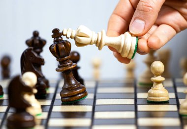 İki Satranç Kralı yan yana durur, karar verir ve bir strateji belirler, satrançta zafer, beyin aktivitesini teşvik eden hobi, imkansız durum, kopyalama, oyunu kazanmak.