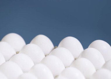 Karton bir kutuda tavuk yumurtası açık mavi bir arkaplan, kağıt bir kutuda çiğ tavuk yumurtası, Doğal Eko Ürünleri, Kopyspace