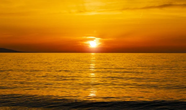 Hermosa puesta de sol sobre el horizonte del mar, fondo de la naturaleza Fotos De Stock Sin Royalties Gratis