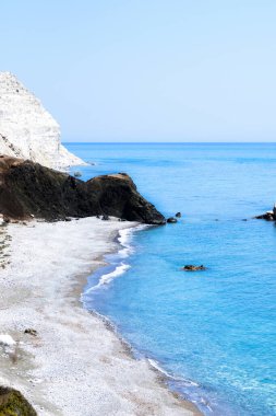 Akdeniz plajı. Beyaz kumsal. Yaz günü deniz manzarası. Temiz su dokusu. Hava manzarası, deniz ya da okyanus üzerinde güneşli bir gün. Tatil ve tenha bir yerde rahatlamak.