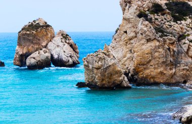 Blue Sea 'deki Issız Ada' da sahilde kayalar var. Turizm merkezi, tatil yeri, Kıbrıs. Temiz su dokusu. Hava manzarası, deniz ya da okyanus üzerinde kuşlarla güneşli bir gün..