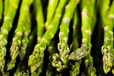 Kuşkonmaz. Siyah arka planda taze yeşil kuşkonmaz. Sağlıklı sebze diyeti. Vejetaryenlik. Üst Manzara. Sebze Duvar Kağıdı. Vitamin Yiyeceği.