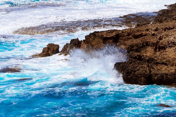 Océano olas chapotean contra la playa con rocas de fondo, Acantilados en el mar, Vista aérea superior de Chipre, Fondo de la naturaleza con el océano, Vacaciones y relajarse en un lugar aislado Imagen De Stock