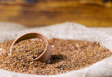 Torbada kahverengi keten tohumu, sağlıklı yaşam tarzı, tarım, çiğ kahverengi keten tohumu, diyet ürünü.