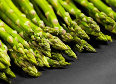 Kuşkonmaz. Siyah arka planda taze yeşil kuşkonmaz. Sağlıklı sebze diyeti. Vejetaryenlik. Üst görünüm kopyalama alanı. Sebze Duvar Kağıdı