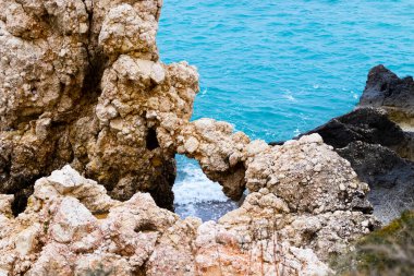 Akdeniz plajı. Beyaz kumsal. Yaz günü deniz manzarası. Temiz su dokusu. İHA görüntüsü. Hava manzarası, deniz ya da okyanus üzerinde güneşli bir gün. Tatil ve tenha bir yerde rahatlamak.