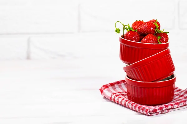 Saftige Frische Erdbeeren Einer Roten Schüssel Auf Weißem Backsteinhintergrund Vitaminfutter — Stockfoto