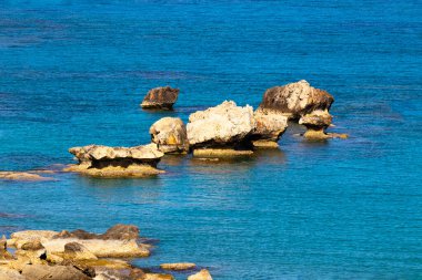 Akdeniz plajı. Beyaz kumsal. Yaz günü deniz manzarası. Temiz su dokusu. Hava manzarası, deniz ya da okyanus üzerinde güneşli bir gün. Tatil ve tenha bir yerde rahatlamak..
