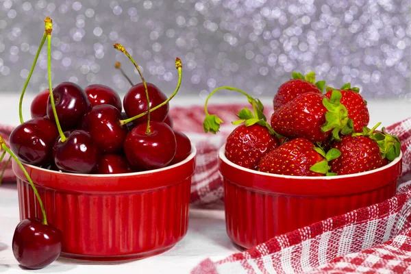 Juicy Fresh Strawberries Sweet Cherry Red Bowls White Brick Background — Stock Photo, Image